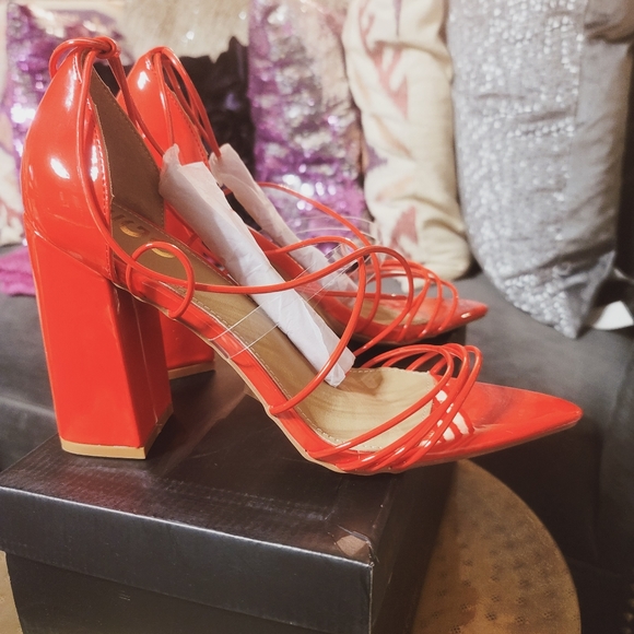 Red string up heels - Picture 2 of 4
